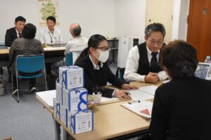 個別相談会で参加者の悩みに答える専門家