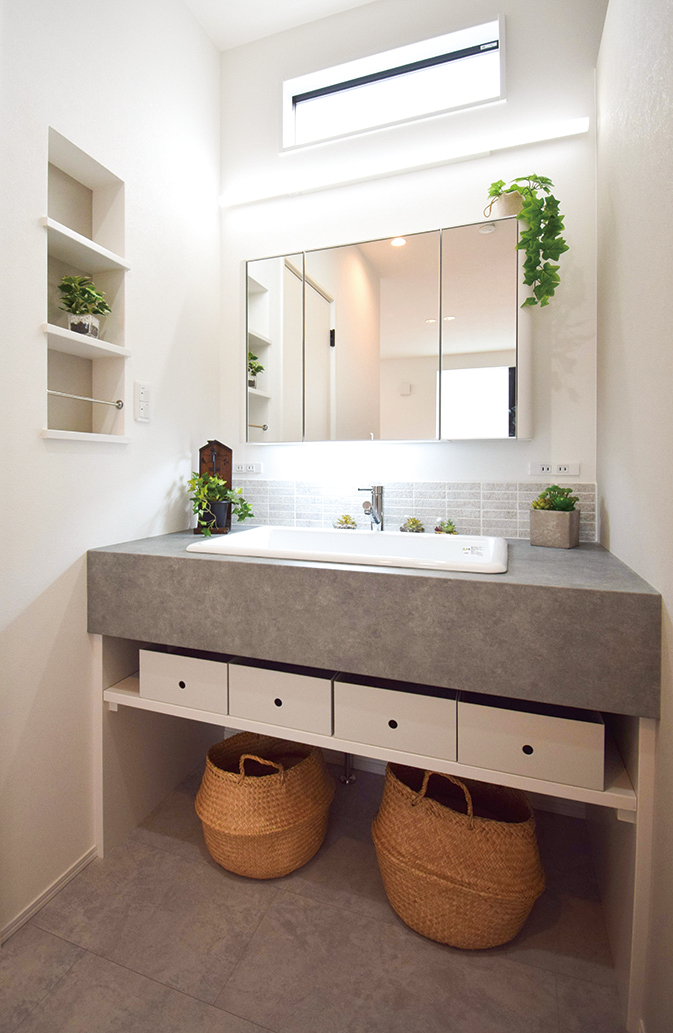 グレーを基調とした明るい洗面台