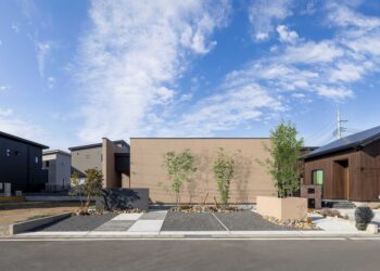 住宅地に建つ窓のないシンプルなデザインの平屋モデルハウス外観