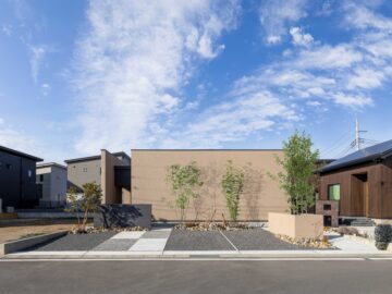 住宅地に建つ窓のないシンプルなデザインの平屋モデルハウス外観