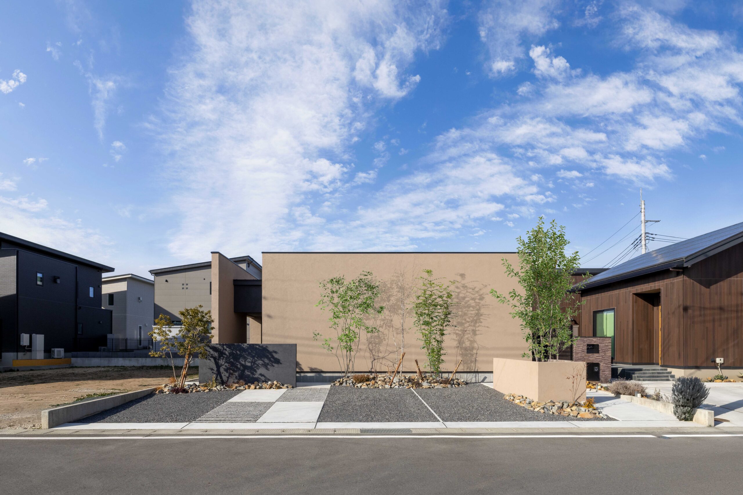 住宅地に建つ窓のないシンプルなデザインの平屋モデルハウス外観